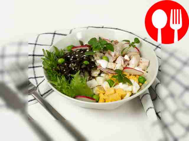 Рыбный салат из отварного минтая