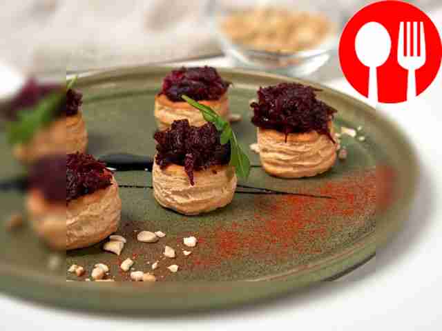 Vol-au-vents made from puff pastry with beets