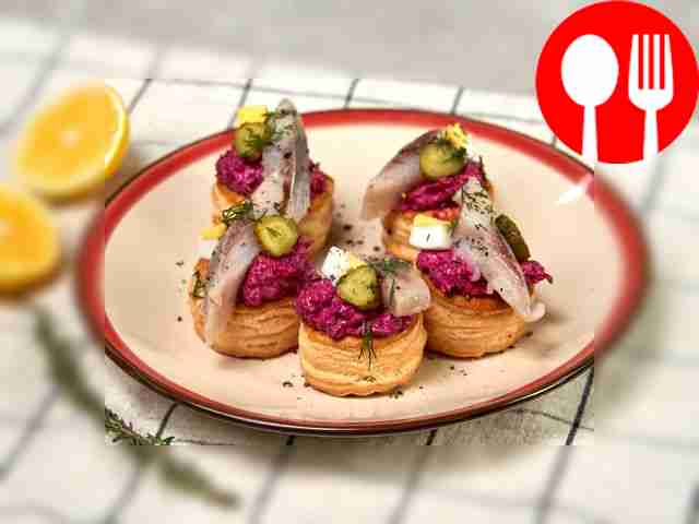 Волованы со свеклой и сельдью