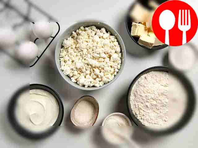 Разотрите творог до гладкости. Муку просейте...