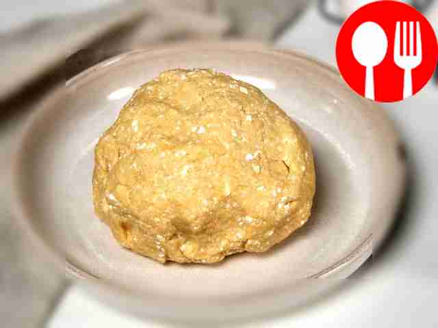 Приготовьте тесто: раскрошенный творог...