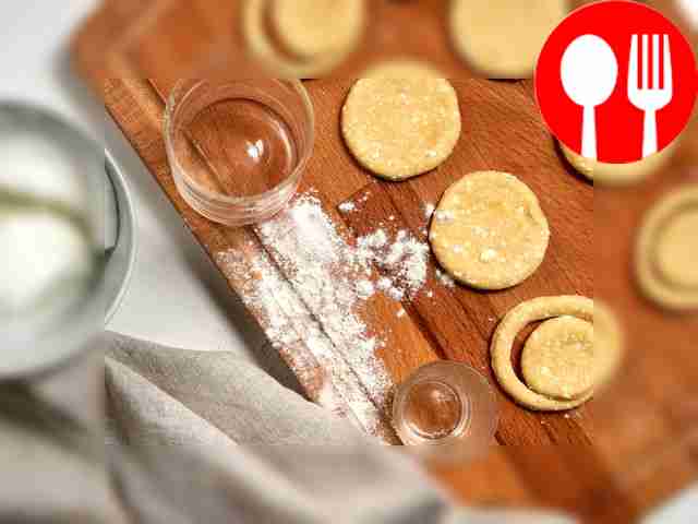 Подготовьте тесто для волованных трубочек....