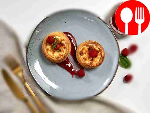 Перед подачей украсьте творожные волованы...