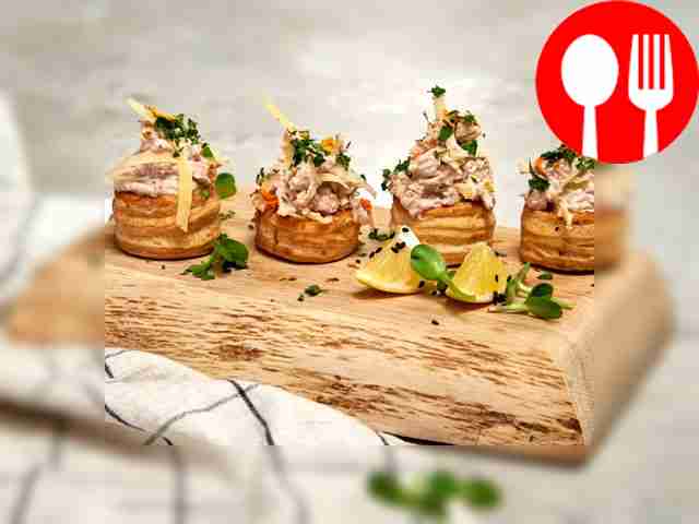 Vol-au-vent stuffed with cod liver