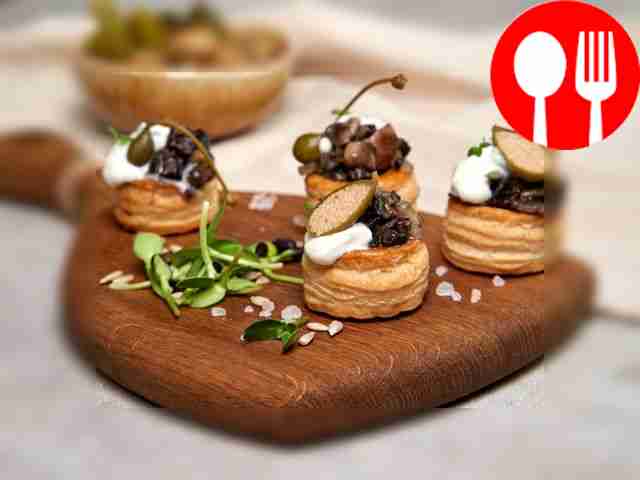 Волованы с шампиньонами из слоеного теста