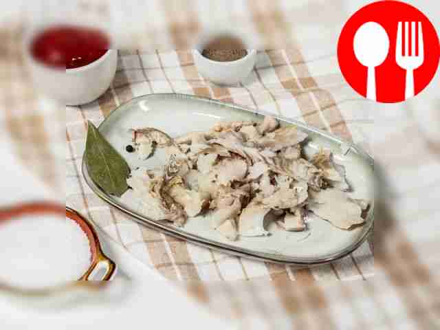 Приготовьте рыбу. Треску отварите в...