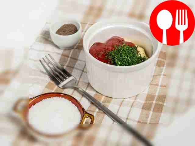 Сделайте заправку: соедините майонез, кетчуп и...