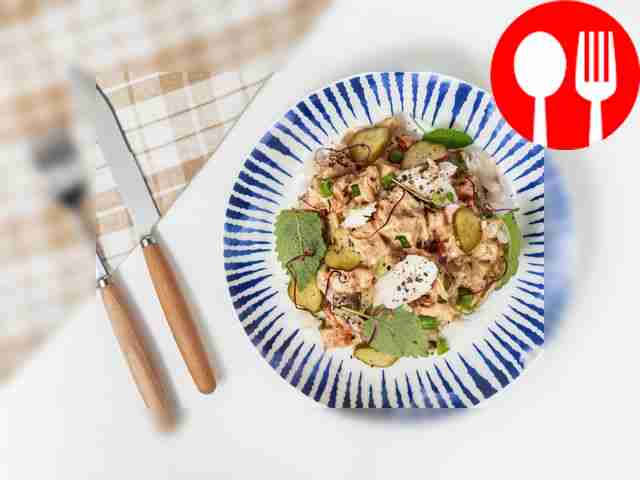 Перед подачей украсьте рыбный салат с...