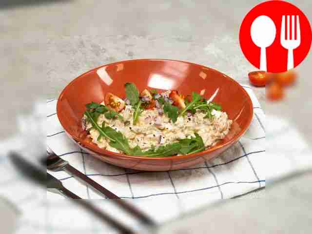 Салат из рыбных консервов с яйцом