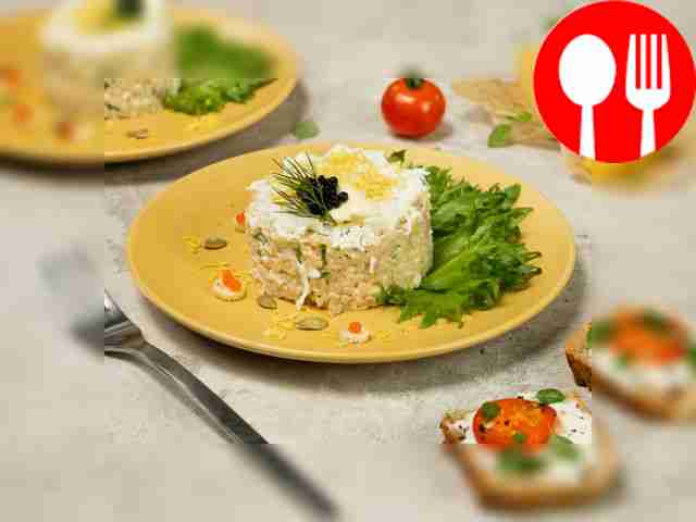 Salad with canned fish and steamed rice