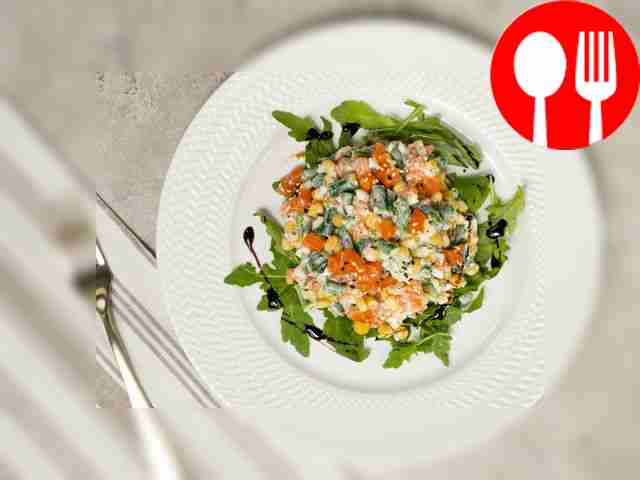 When serving, sprinkle the salad with chia seeds.