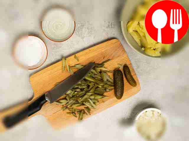 Подготовьте ингредиенты для салата. Лук...