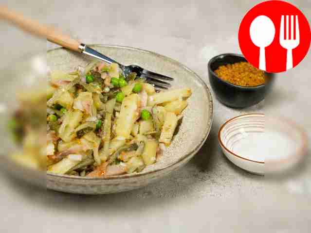 Приготовьте салат. В миске соедините соль,...