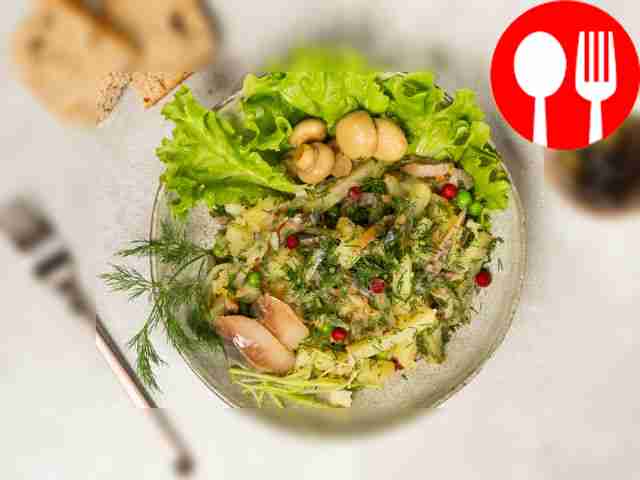 Перед подачей посыпьте салат измельченным укропом.