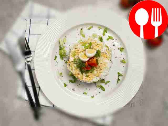 Let the salad with canned fish, egg and...