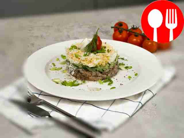 Салат с рыбными консервами, яйцом и огурцом