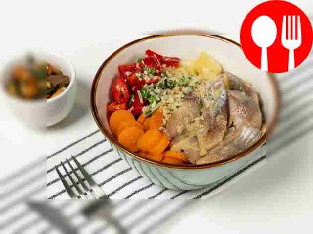 Рыбный салат с картошкой и сыром