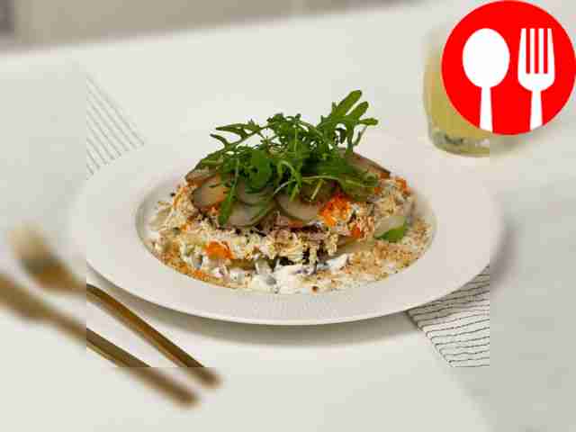 Рыбный салат с солеными огурцами