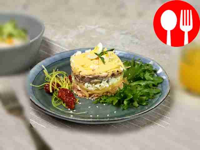 Salad with canned fish, egg and cheese