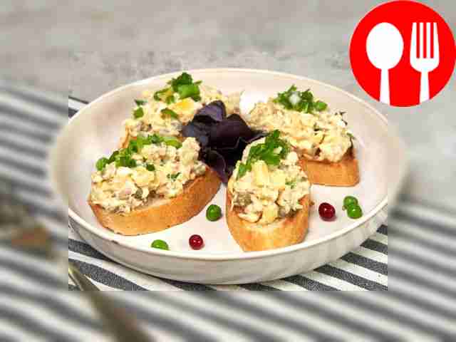 Рыбный салат с горошком