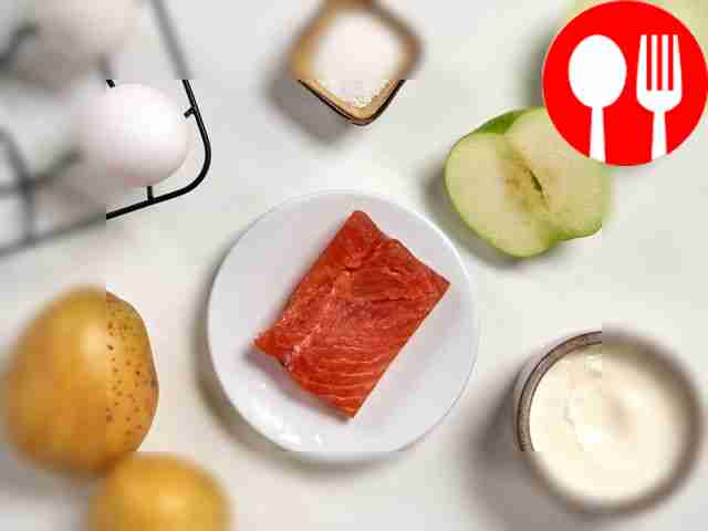 Промойте картофель и заранее отварите его в...