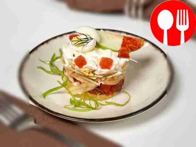 Подавайте охлаждённый готовый салат с копченой...