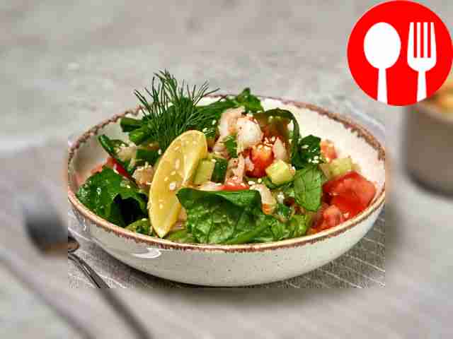 Рыбный салат из хека и овощей