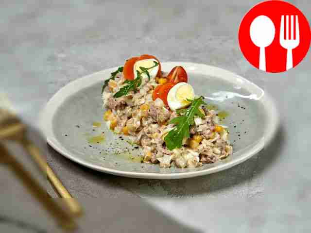 Простой салат из рыбных консервов