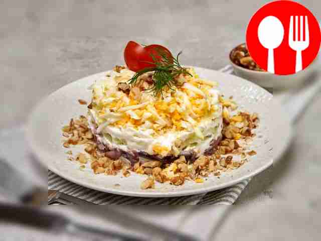 Очень вкусный салат с рыбными консервами