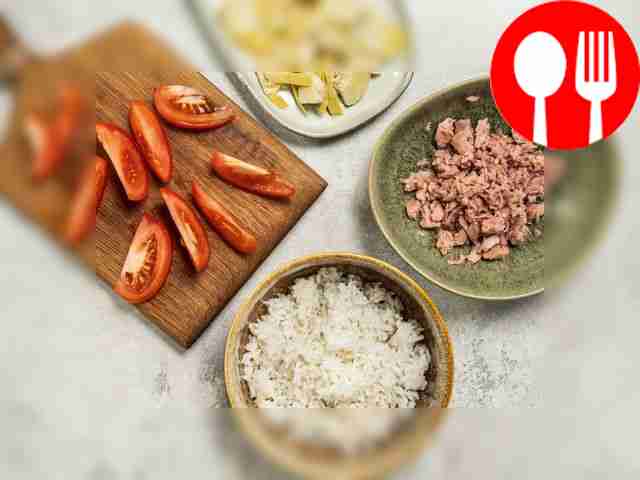 Cut the food. Cut the tomatoes and artichokes...