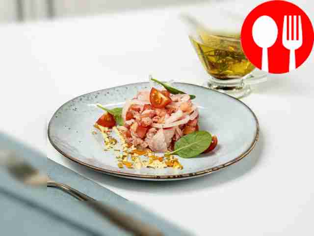 Вкусный рыбный салат на скорую руку