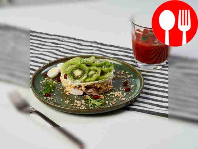 Салат «Нежность» с грецкими орехами и копченым куриным филе