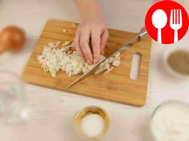 Cut the onion into small cubes.