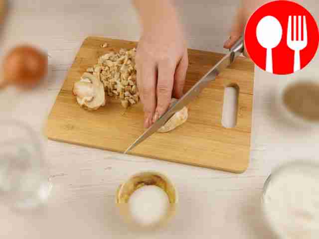 Cut the champignons into small cubes.