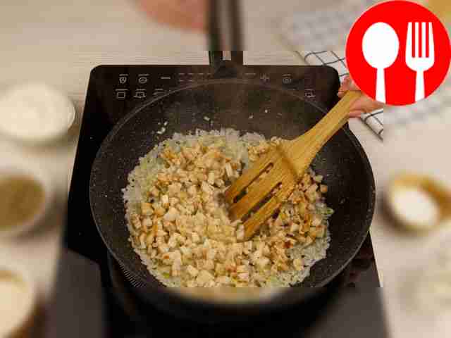 Add the champignons to the onions and fry...
