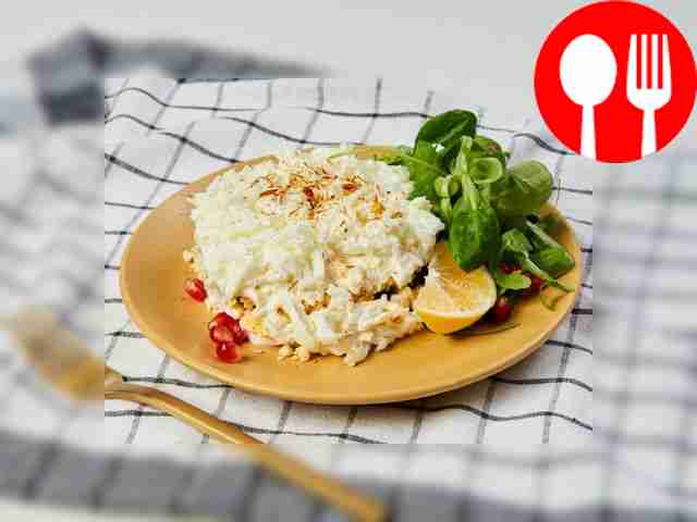 Вкусный салат «Нежность» с грецким орехом, черносливом, курицей