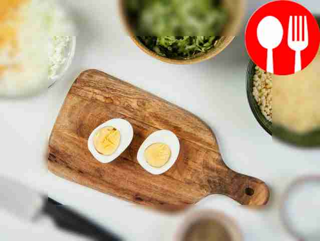 Подготовьте продукты. Огурец и сыр натрите на...