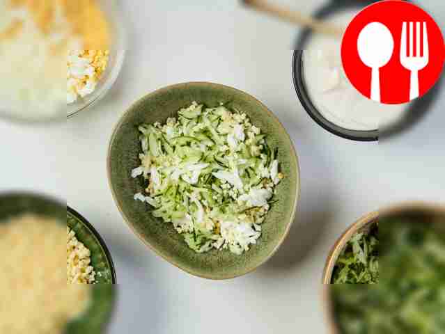 Приготовьте салат: возьмите глубокую миску или...