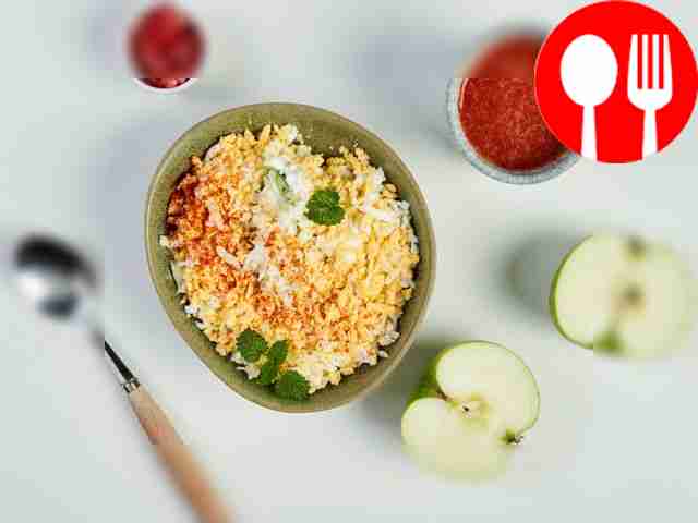 Салат «Нежность» с огурцом и сыром подайте на...