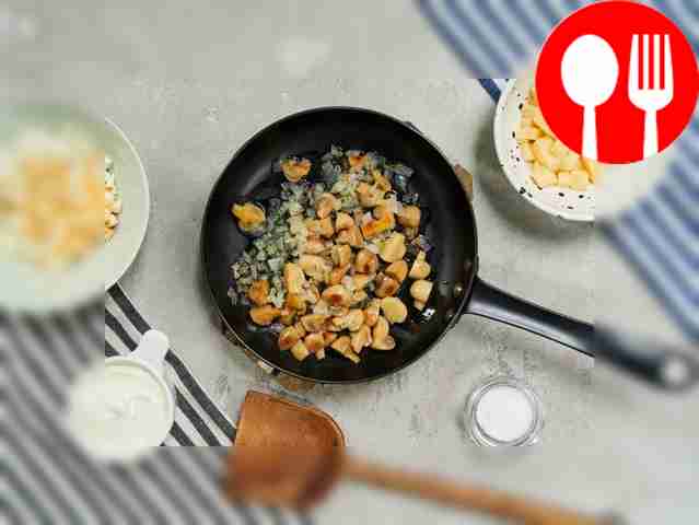 Подготовьте все ингредиенты. Шампиньоны...