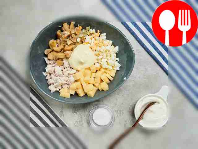 Приготовьте блюдо: в салатник уложите куриное...