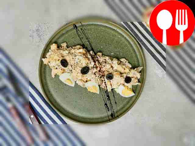 Выложите салат горкой на тарелку и украсьте...