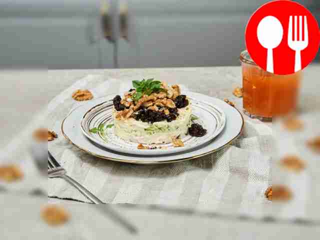 Салат «Нежность» с огурцом, черносливом и курицей