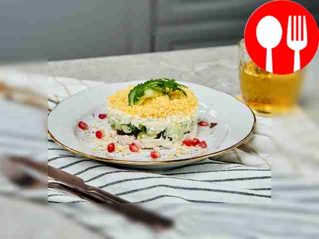 Салат «Нежность» с черносливом и огурцом