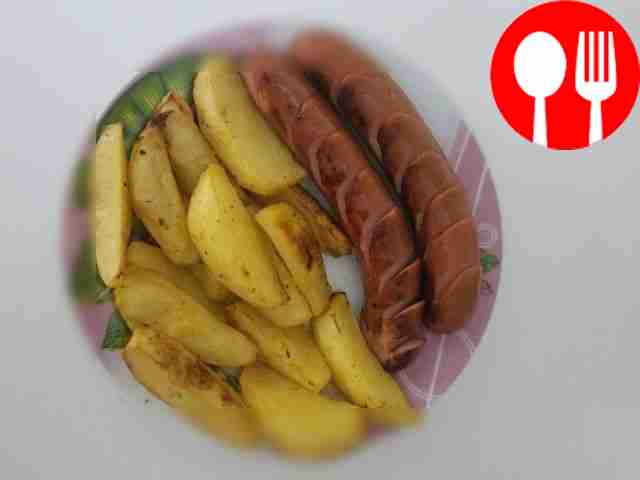 Ароматная картошка по-деревенски с сосисками