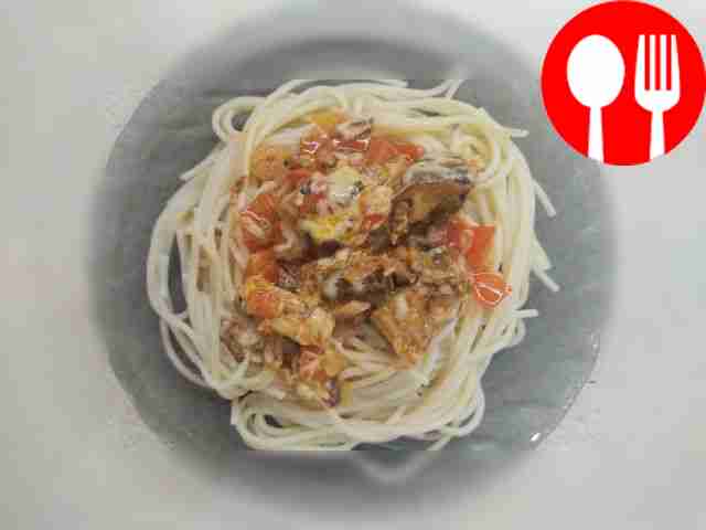 Ароматные спагетти с тунцом в томатном соусе