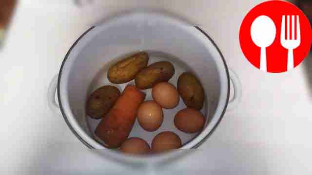 Отварите картофель, морковь и яйца. На крупной...
