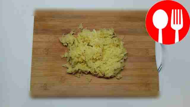 Возьмите глубокую емкость, чтобы собрать...