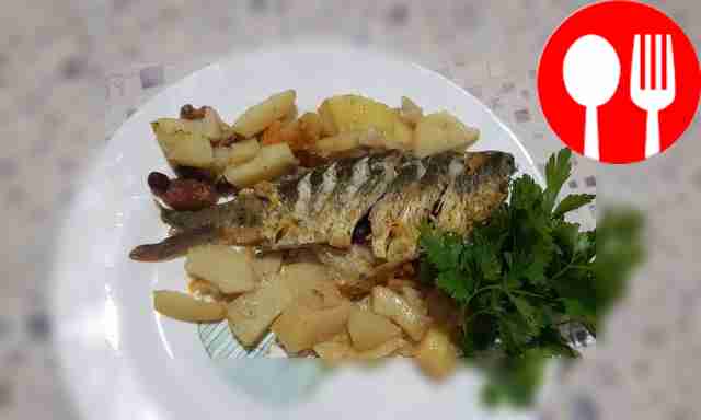 Рыба с брусникой и яблоками