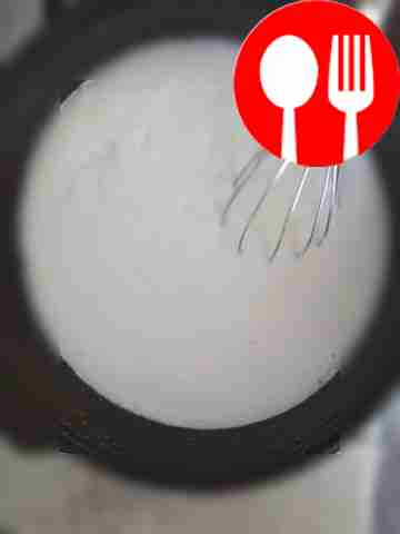 Разогрейте кефир, вливайте кипяток, добавьте...